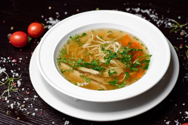 Бульйон з локшиною та куркою