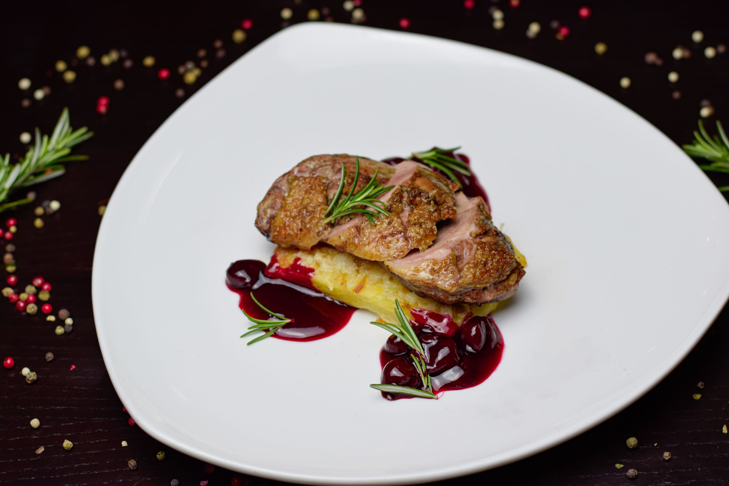 Качина грудка з вишневим соусом та гратеном