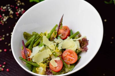 Теплий салат із гребінцем у соусі з лемонграсу