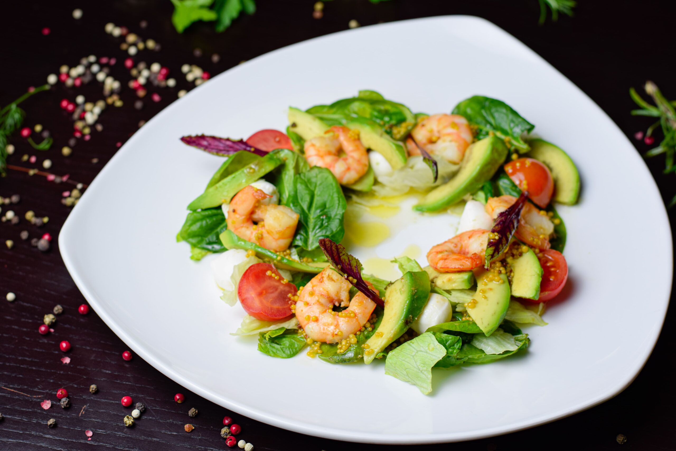 Салат з креветками та бебі моцарелою